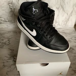 Jordan 1 Mid Black and White W